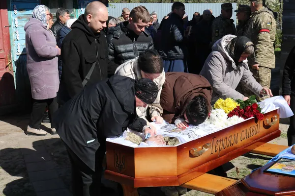 Без батька та чоловіка залишилася родина: на Волині попрощалися з воїном Іваном Гутвертом (фото)