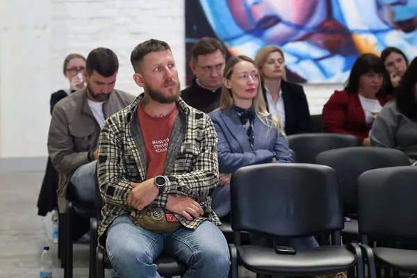 Від «зборів на картку» до системної допомоги: у Луцьку обговорили майбутнє української благодійності (фото)