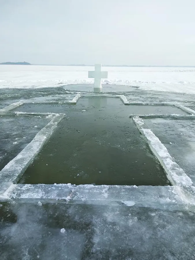 Як на Світязі готували ополонку для освячення води (фото)