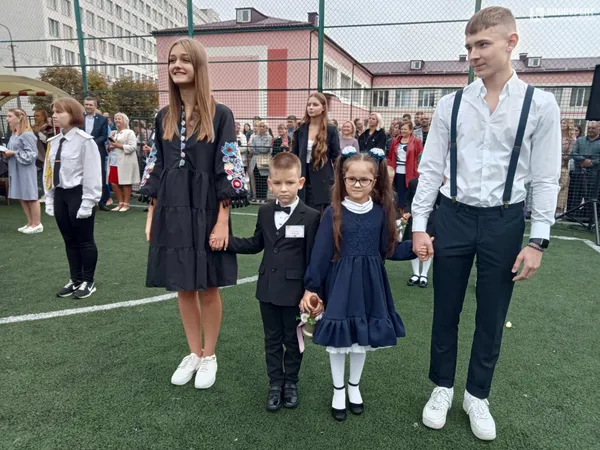 Веселі і сумні: святкування першого дзвоника у луцькій школі №9 (фото)