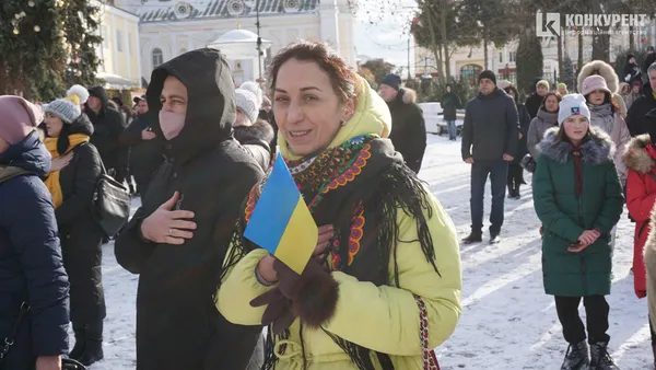 Свято єднання: у Луцьку розгорнули довжелезний стяг у День Соборності (фото, відео)