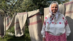 Тче на столітньому верстаті: волинська майстриня майже 60 років виготовляє рушники (фото, відео)