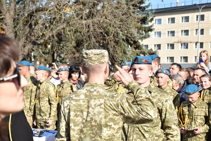 Зі зброєю і прийомами рукопашки: як приймали в Луцьку в ліцеїсти (ФОТО)