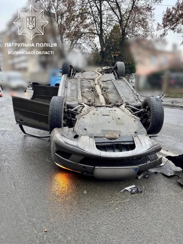 Авто протаранило маршрутку і перекинулось: деталі ДТП на Львівській у Луцьку (фото, відео)