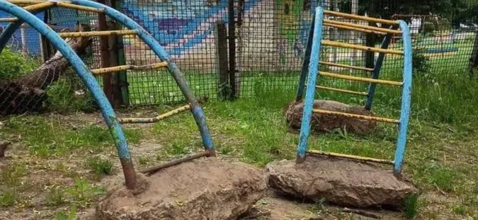 Зламані конструкції та небезпека: у Луцьку відремонтували занедбаний дитячий майданчик (фото)