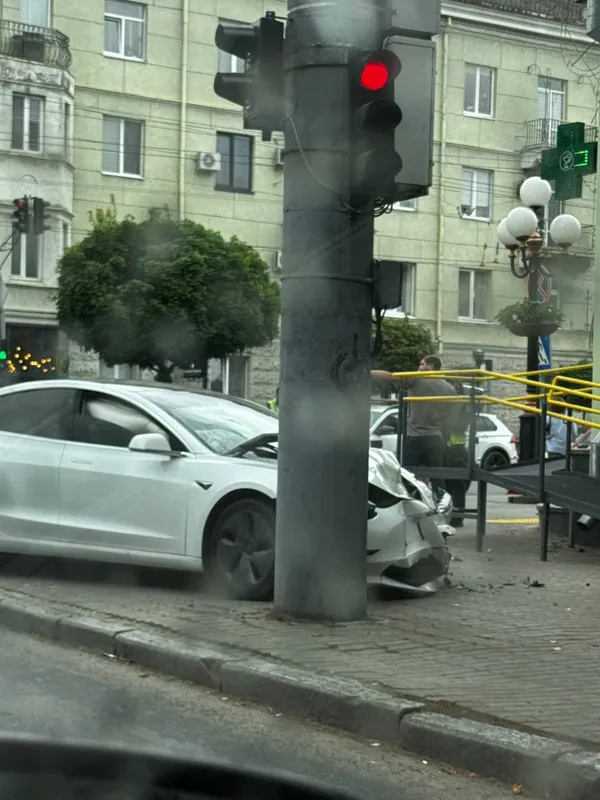 У центрі Луцька – автотроща: Tesla вилетіла на тротуар (фото, відео)