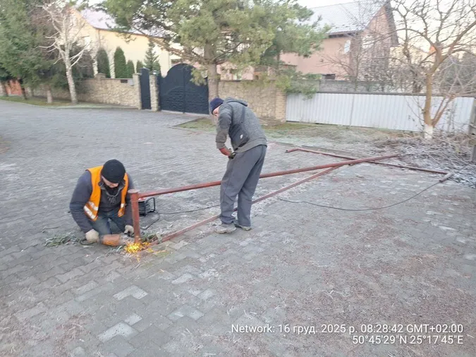 У Луцькій громаді зносять незаконні шлагбауми та паркани (фото)