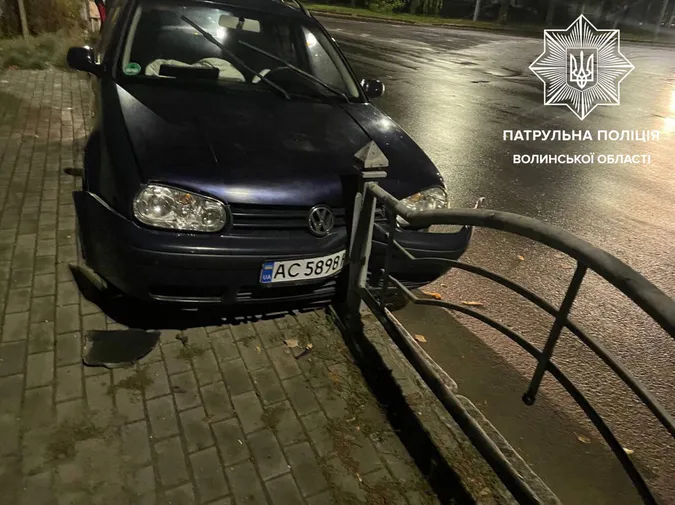 У Луцьку вночі п'яний на VW протаранив паркан біля «Фелічіти» (фото, відео)