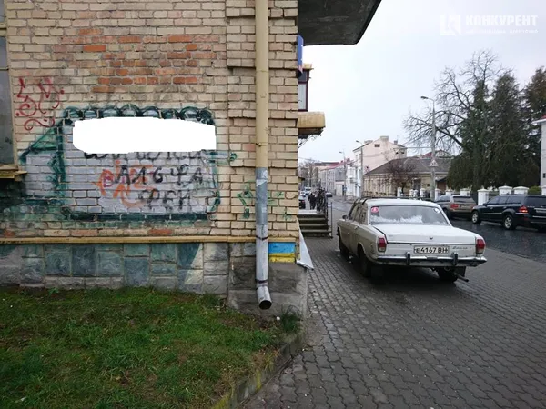 У луцьких муніципалів під носом рекламують наркотики (фото)