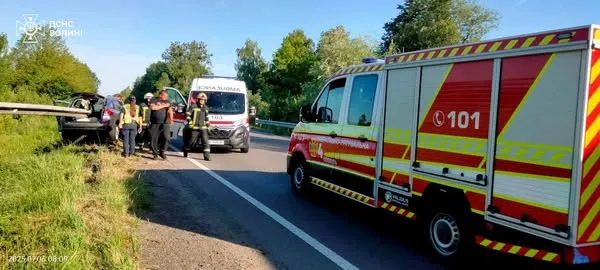Авто прошило наскрізь: на Ковельщині легковик в'їхав у відбійник (відео)