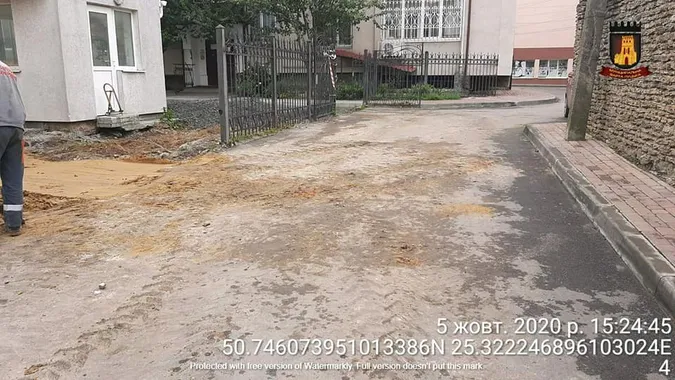 Навезли повен двір бруду і не прибрали: в Луцьку покарають ремонтників