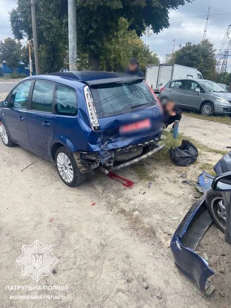 У Луцьку біля авторинку п'яний водій розчовп припарковані Ford та Hyundai (фото)
