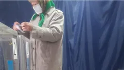 Бо не видно: волинянка проголосувала за межами кабінки