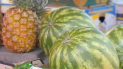 Кавун – за сімсот, лохина – за тисячу: що продають на луцькому ринку (відео)