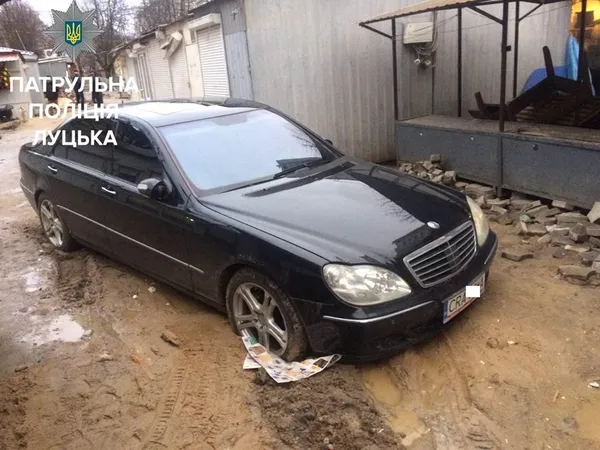 У Луцьку водій на «євробляхах» в'їхав у павільйон і втік (фото)