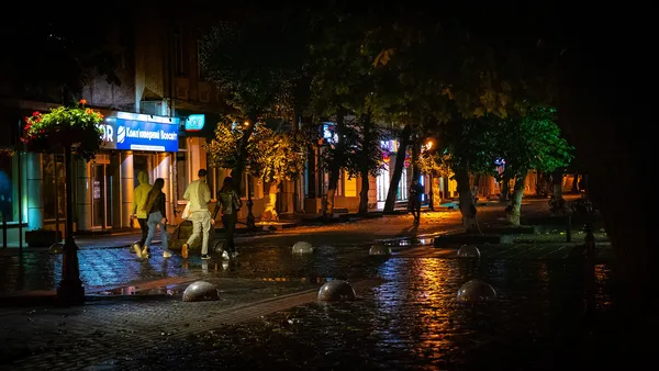 Луцьк після осіннього дощу: фотограф опублікував світлини нічного міста (фото)