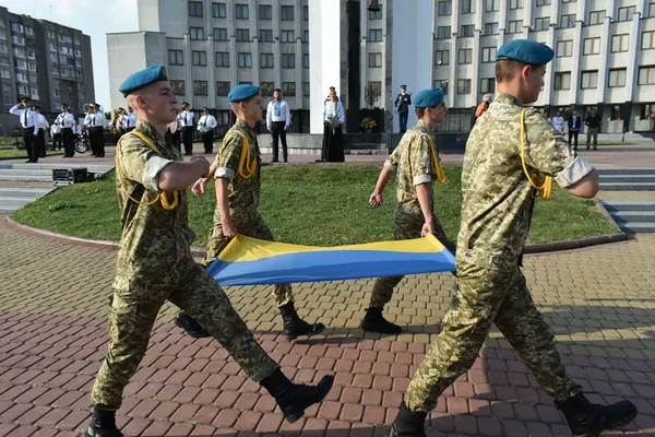 Фейсбук у синьо-жовтих прапорах: волиняни вітають зі святом (фото)