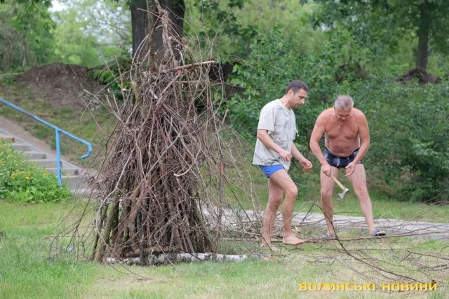 «Запалили потяг до чистоти»: як під Рованцями воду на Купала святили (ФОТО)