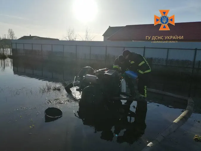 Аномальне тепло: на Волині людям позаливало городи (фото)