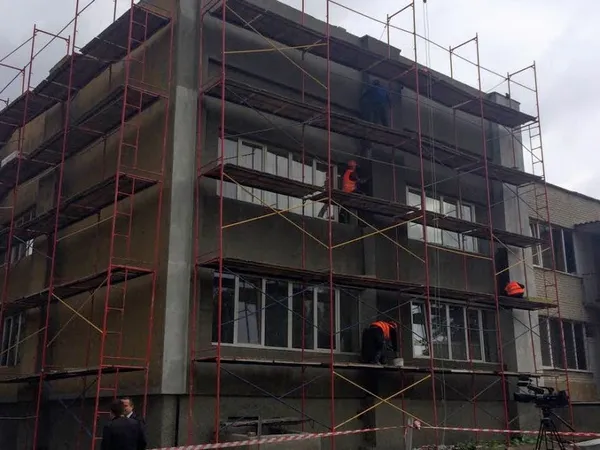 Будівельники теж не гаяли часу і наполегливо «шурували» стіни до приїзду Віце-прем'єр-міністра