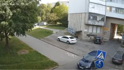 Не розминулись: у Луцьку на проспекті Молоді «самокатчик» влупився в легковик (відео)