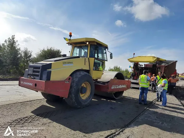 Між Струмівкою та Підгайцями кладуть асфальт: рух транспорту – в реверсному режимі (фото)