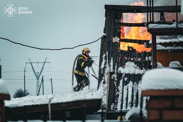 Коротке замикання призвело до пожежі: у селі біля Луцька горів хлів (фото)