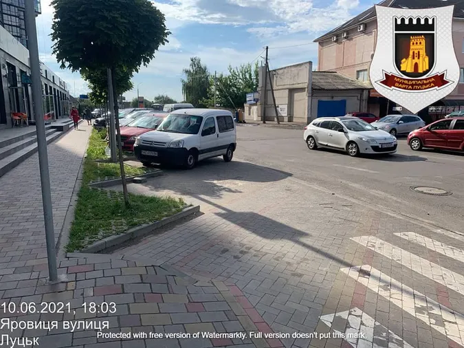 У Луцьку продавці влаштували виставку на парковці (фото)