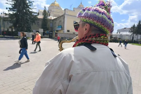 «Берет і шарф – це мамина робота»: історія вуличного музиканта з Луцька (фото)