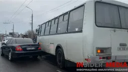 У Луцьку – ДТП на шляхопроводі: зіткнулися автобус і «мерседес» (фото)