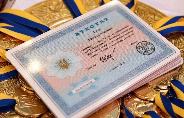 В Україні випускники мусять самі порахувати середній бал атестата