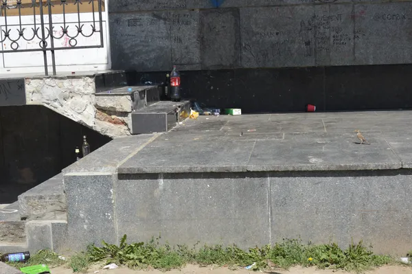 У Луцьку під стінами театру розвели свинство і матюкають театралів (ФОТО)