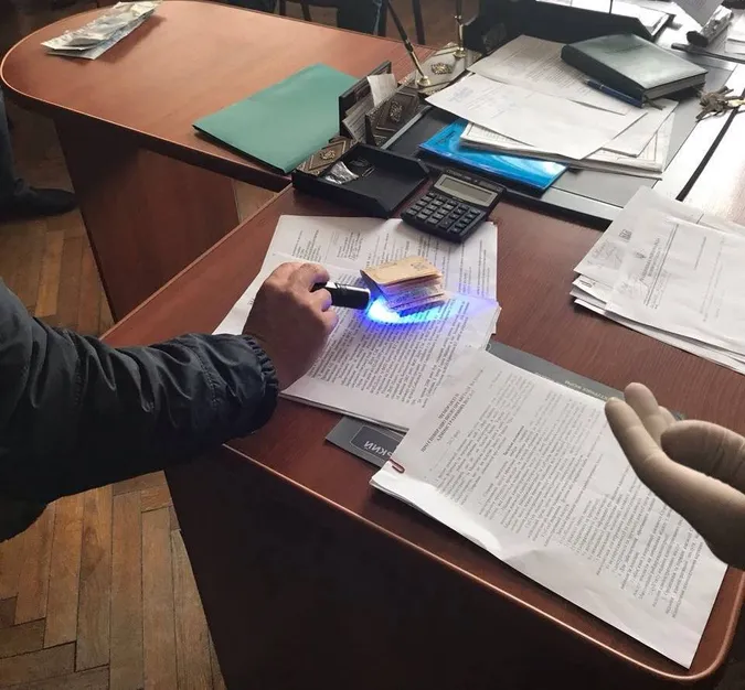 На Волині голова селищної ради попався на хабарі (фото)