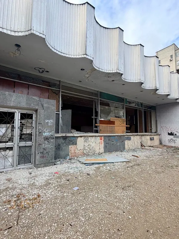 Вибиті шибки й вільний доступ: у Луцьку б'ють на сполох через занедбану «Трьошку» (фото)