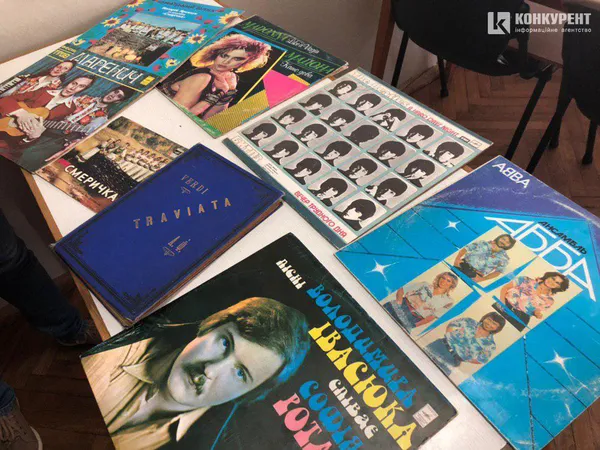 Книжки 17 століття, вражаюча фонотека, клуб бриджу: чим здивувала волинська бібліотека (ФОТО)