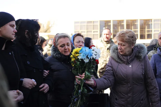 Зі сльозами та на колінах: Луцьк попрощався з трьома своїми Героями (фото, відео)