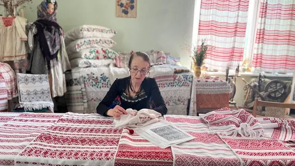 «У чотири роки вже вишивала»: майстриня з Волині зберігає унікальну техніку занизування (фото)