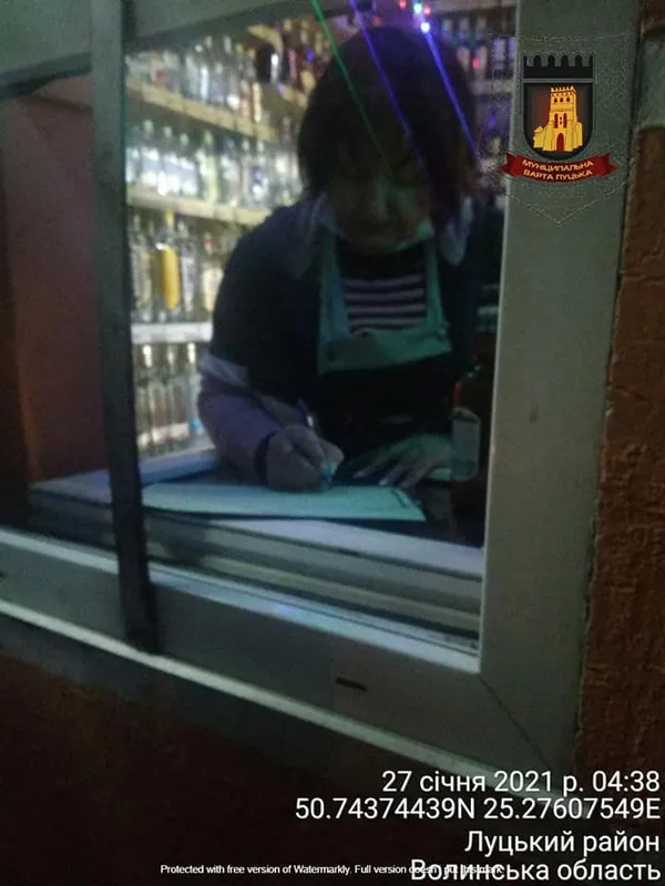 У Луцьку на нічному полюванні муніципали зловили «Два гуся» (фото)