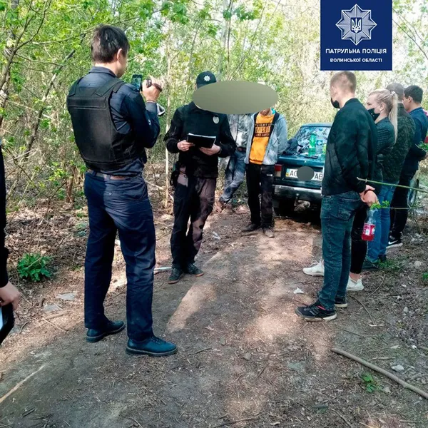 Патрульні затримали лучан, які намагалися збути більше 12 пакетиків наркотиків (фото)
