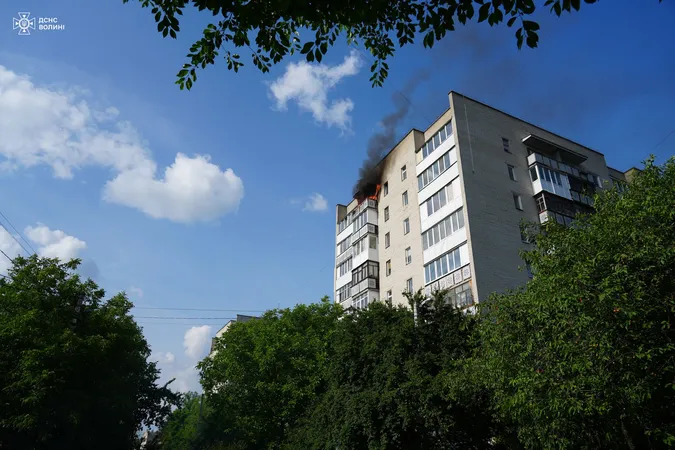 У луцькій багатоповерхівці палала квартира: деталі пожежі (фото)