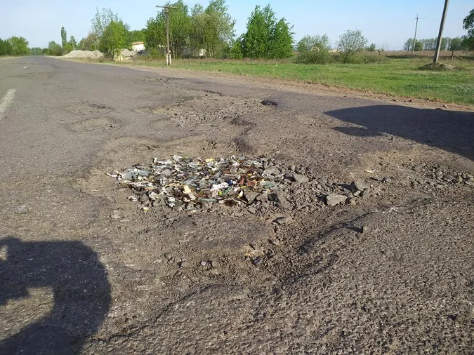 На Волині ями «полатали» сміттям