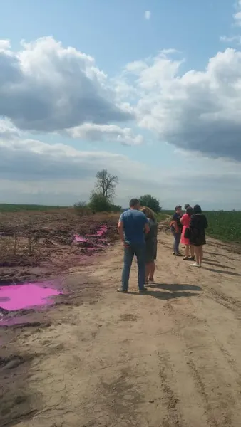 Поблизу Рівного – розлив невідомої рожевої речовини (фото)