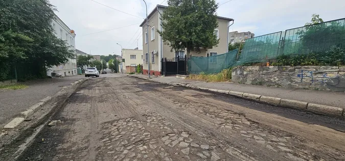 У центрі Луцька знову показалася давня бруківка: під асфальтом видніється історична вулиця (фото)