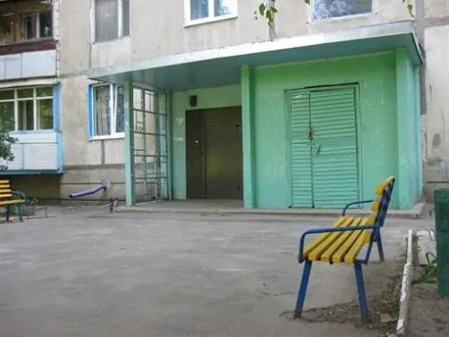 Відвідувачі ЦНАПу справляють потреби у під'їздах, – лучанка