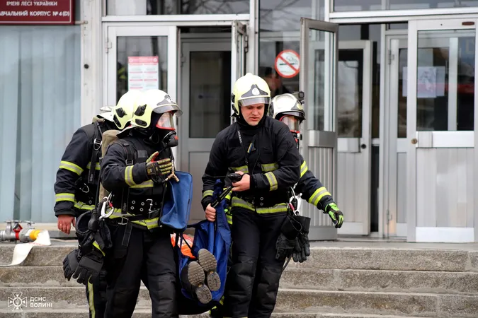Рятувальники пояснили, чому евакуювали студентів з історичного у Луцьку (фото)