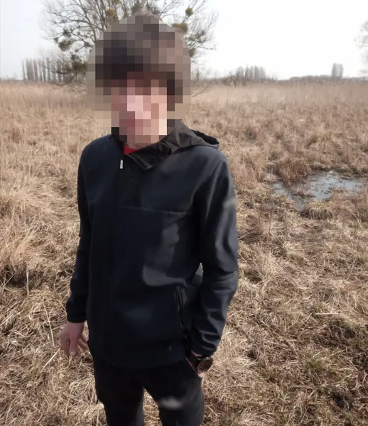 У Луцьку затримали чоловіка, який відкопав у парку пакет з наркотиками (фото)