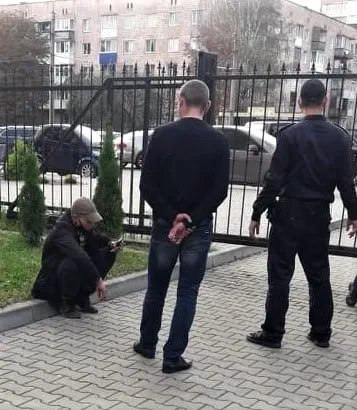 У Луцьку злодій втікав від працівників магазину і забіг на територію суду (фото)
