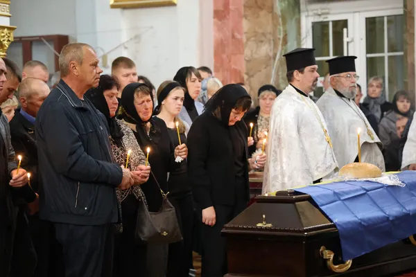 Луцьк у скорботі: відбулось прощання із військовим Володимиром Чижуком (фото)