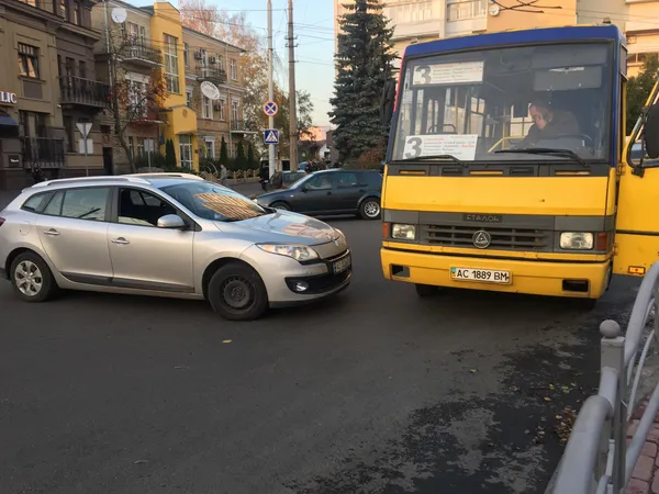 У Луцьку маршрутка та іномарка не поділили дорогу (фото)