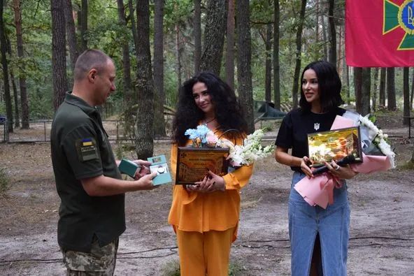 Відомі співачки «перезавантажили» волинських прикордонників (фото)
